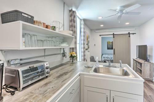 Apartamento Modern Custer Apt - Walk To Shops And Dining!