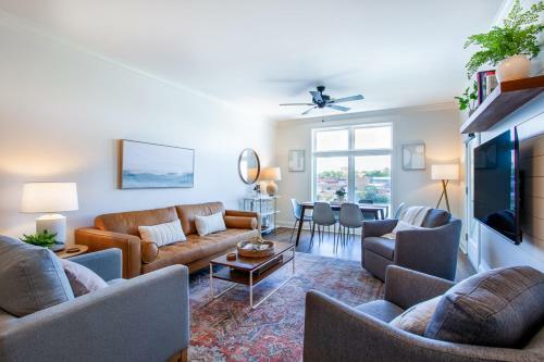 Riverfront Condo Downtown River Views Access