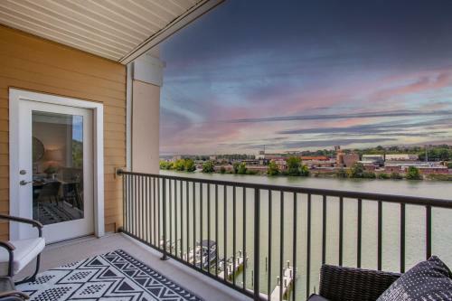 Riverfront Condo Downtown River Views Access