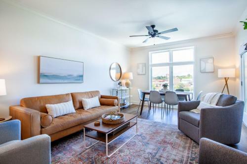 Riverfront Condo Downtown River Views Access