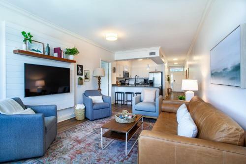 Riverfront Condo Downtown River Views Access