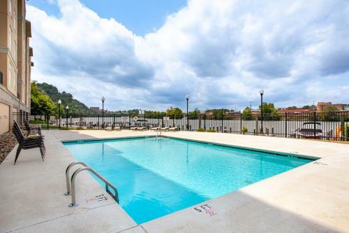 Riverfront Condo Downtown River Views Access