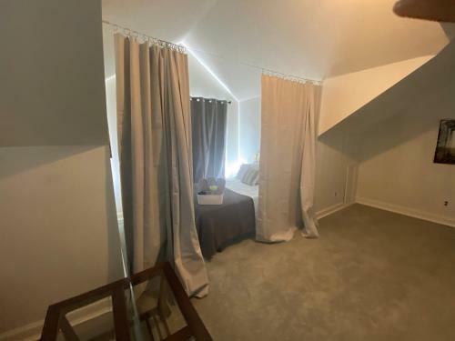 Charming Getaway Minutes From The Lake!