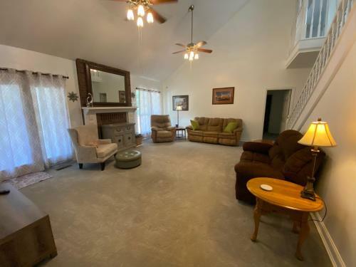 Charming Getaway Minutes From The Lake!
