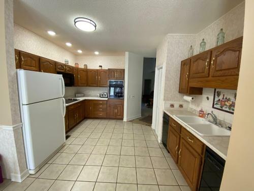 Charming Getaway Minutes From The Lake!