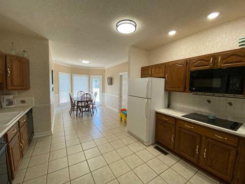 Charming Getaway Minutes From The Lake!