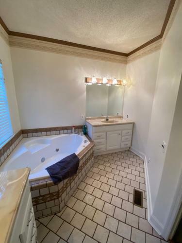 Charming Getaway Minutes From The Lake!