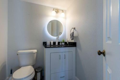 Luxurious Renovated Home-central Location-pet