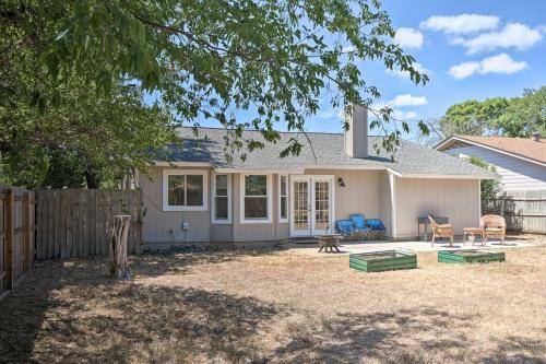Chic Cedar Park Retreat With Yard And Fire Pit!
