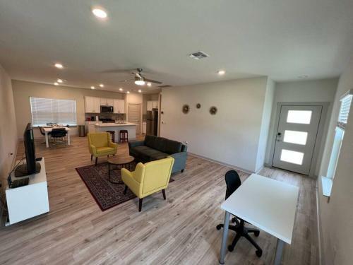 Modern 4b/2b Home In Austin