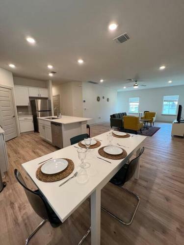 Modern 4b/2b Home In Austin