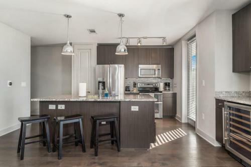 Bright Chic 2 Bedroom Apartment By Stay Gia