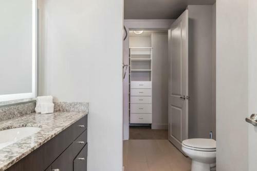 Bright Chic 2 Bedroom Apartment By Stay Gia