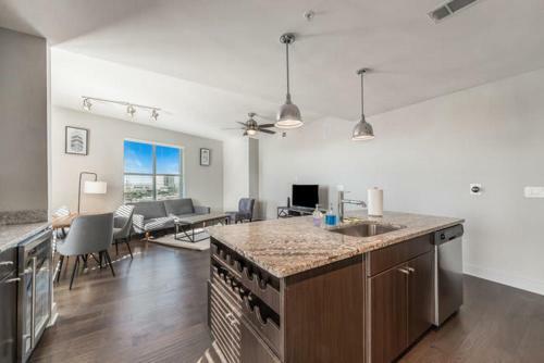 Bright Chic 2 Bedroom Apartment By Stay Gia