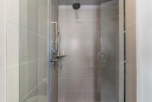 Bright Chic 2 Bedroom Apartment By Stay Gia