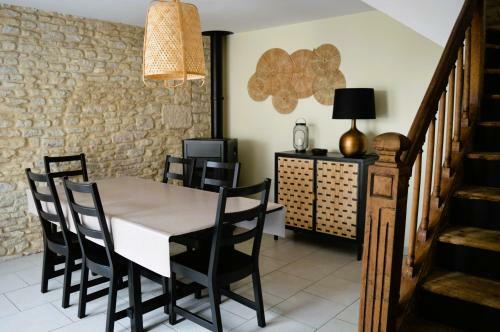 Halte Lutine - Maison Chaleureuse En Pierres