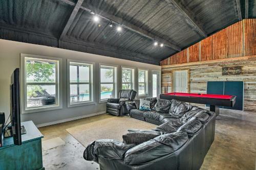 Spacious Palo Pinto Home Private Dock And Pool
