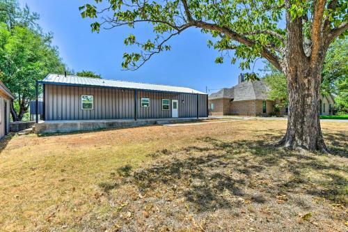 Spacious Palo Pinto Home Private Dock And Pool