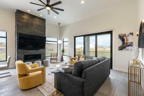 Modern Luxury Retreat At Copper Rock Golf Course