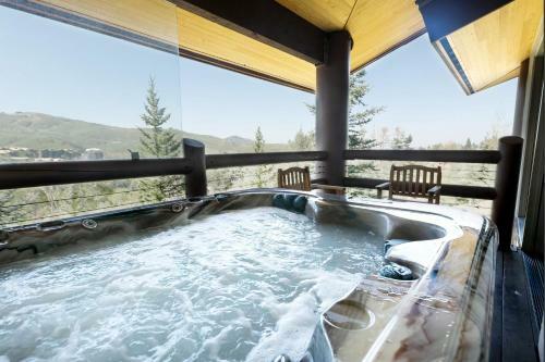 Luxury King Room With Mountain View Hotel Room
