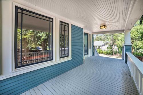 Bellevue Craftsman Home With Deck And Fire Pit!