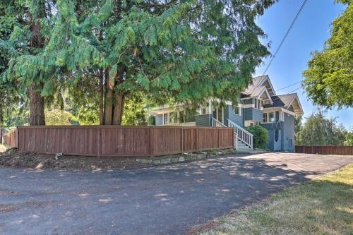 Bellevue Craftsman Home With Deck And Fire Pit!