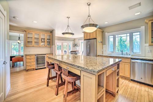 Bellevue Craftsman Home With Deck And Fire Pit!