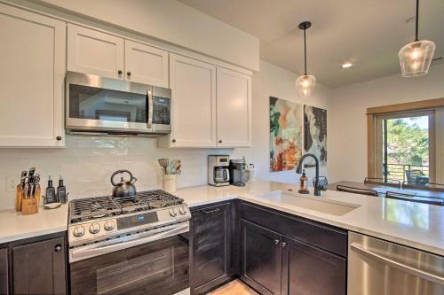 Charming Cle Elum Townhome With Balcony And Views