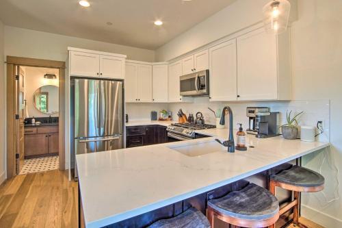 Charming Cle Elum Townhome With Balcony And Views
