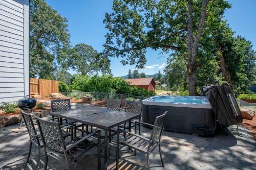 Casa Del Viento--hot Tub, Grill, Modern Triple Ensuite!