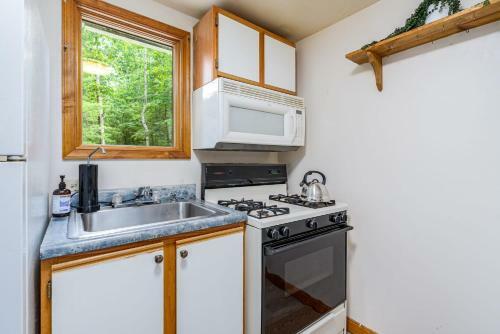 Lakefront Cottage W Fire Pit Grill Wifi & Deck