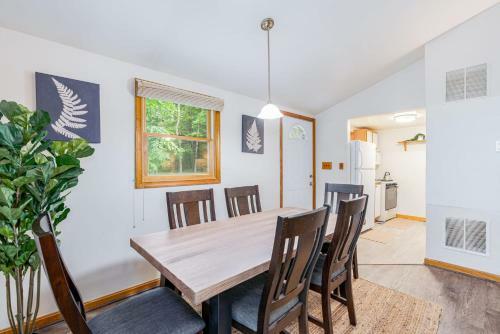 Lakefront Cottage W Fire Pit Grill Wifi & Deck