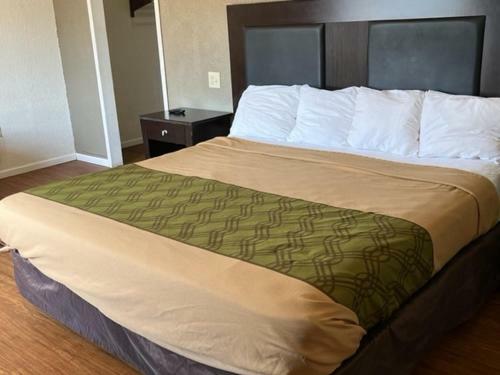 Hotel Posh Inn & Suites