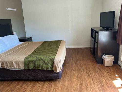 Hotel Posh Inn & Suites