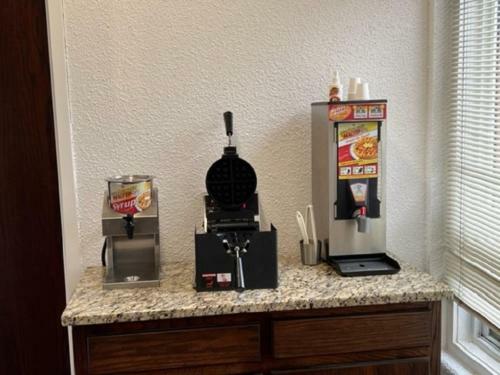 Hotel Posh Inn & Suites