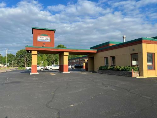 Hotel Posh Inn & Suites