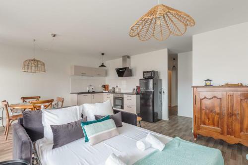 Very Nice Apartment With Balcony And Parking Space - Le Rochelle - Welkeys