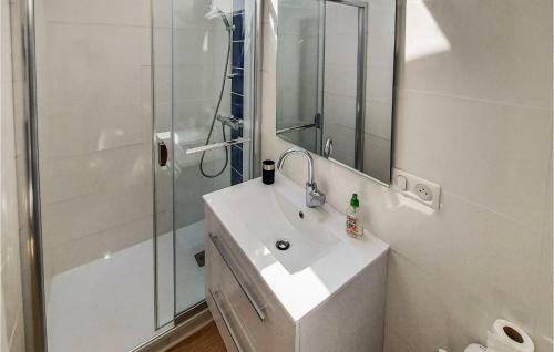 Beautiful Home In Saint-pierre-quiberon With 2 Bedrooms