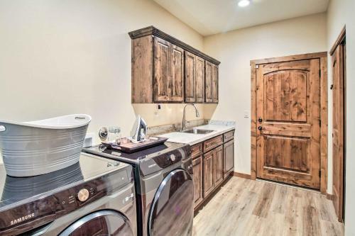Pinetop Escape With Spacious Yard And Fire Pits!