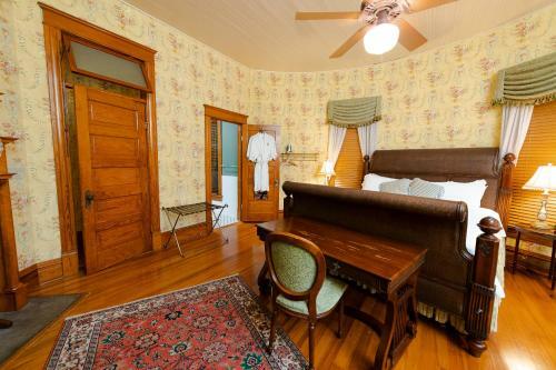 Posada Captain Henderson House