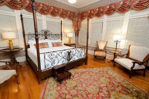 Posada Captain Henderson House