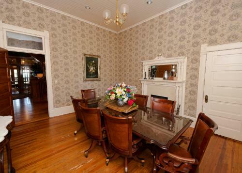 Posada Captain Henderson House