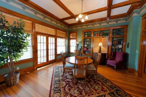 Posada Captain Henderson House