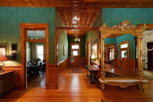 Posada Captain Henderson House