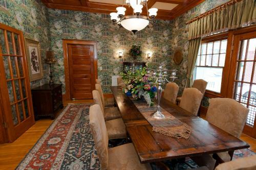 Posada Captain Henderson House