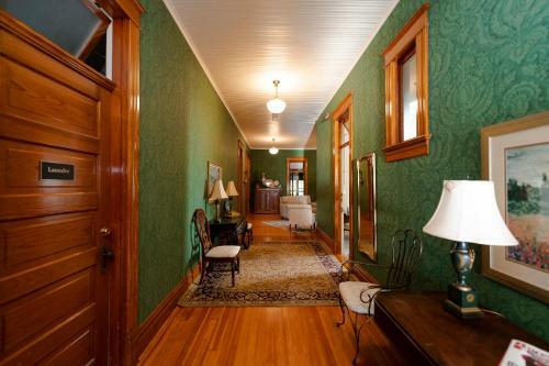 Posada Captain Henderson House