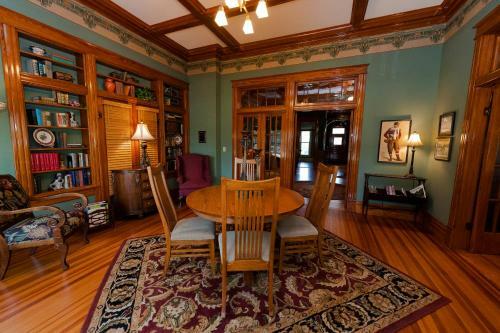Posada Captain Henderson House