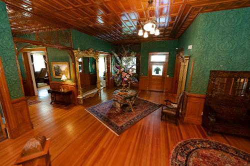 Posada Captain Henderson House