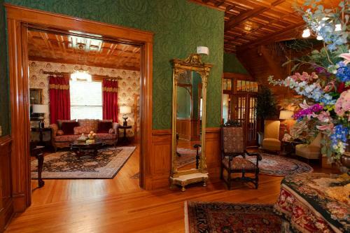 Posada Captain Henderson House