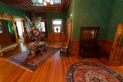 Posada Captain Henderson House